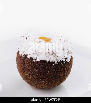 Frische türkische Delikatessen Lokma auf weißem Teller Stockfoto