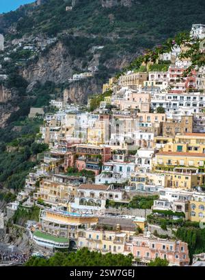 Bezaubernde Pastellhäuser an den Klippen von Positano entlang der atemberaubenden Amalfiküste in Italien Stockfoto