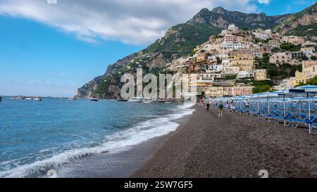 Entspannen Sie am Strand mit atemberaubendem Blick auf Positano entlang der Amalfiküste in Italien Stockfoto