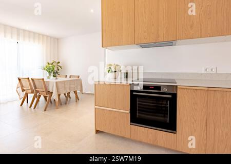 Ein Bild von offener Küche und Esszimmer im Ferienhaus Stockfoto