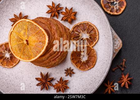 Süßer Craffin aus Blätterteig mit Schweizer Meringue Stockfoto