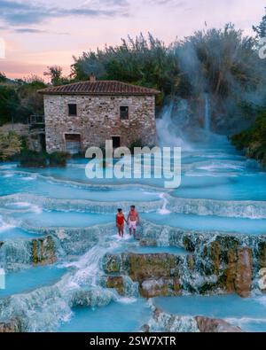 Entspannter Nachmittag in den atemberaubenden Saturnia Thermalbädern in der Toskana, Italien Stockfoto