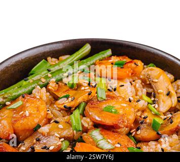 Gebratener Garnelenreis in schwarzer Schüssel Stockfoto