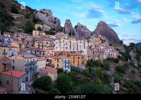 Entdecken Sie das bezaubernde Dorf Castelmezzano inmitten atemberaubender Felsformationen Stockfoto