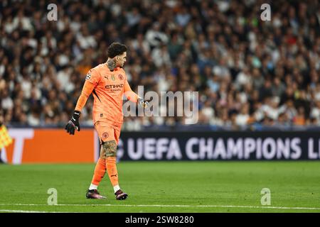 Madrid, Spanien. Februar 2025. Ederson (Manc) Fußball/Fußball : K.-o.-Phase Play-offs der UEFA Champions League im zweiten Legspiel zwischen Real Madrid CF 3-1 Manchester City FC im Estadio Santiago Bernabeu in Madrid, Spanien. Quelle: Mutsu Kawamori/AFLO/Alamy Live News Stockfoto