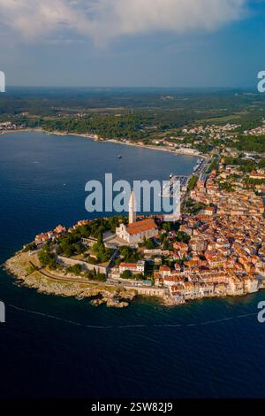 Blick aus der Vogelperspektive auf das bezaubernde Rovinj, Kroatien, mit seiner pulsierenden Küste und historischen Architektur Stockfoto