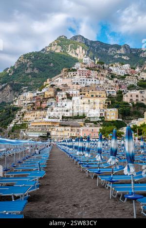 Erkunden Sie den lebhaften Charme des Strands von Positano, der sich an der beeindruckenden Amalfiküste in Italien befindet Stockfoto