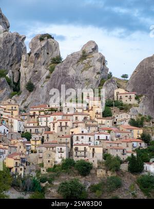 Entdecken Sie den bezaubernden Charme des Dorfes Castelmezzano, eingebettet in dramatische felsige Landschaften Stockfoto