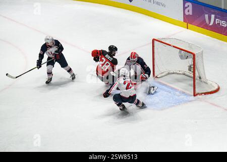Connor Bowie of Canada (L) erzielte ein Tor während des Spiels zwischen den USA und Kanada der Play-off-Halbfinale der Männer bei den FISU Winter Games 2025 in Turin. Kanada gewann das Spiel gegen die USA mit 2:10. Stockfoto