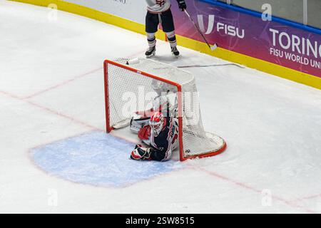 Konrad Werner Kausch aus den USA erzielte ein Tor während des Spiels zwischen den USA und Kanada im Halbfinale der Herren Play-off bei den FISU Winter Games 2025 in Turin. Kanada gewann das Spiel gegen die USA mit 2:10. Stockfoto