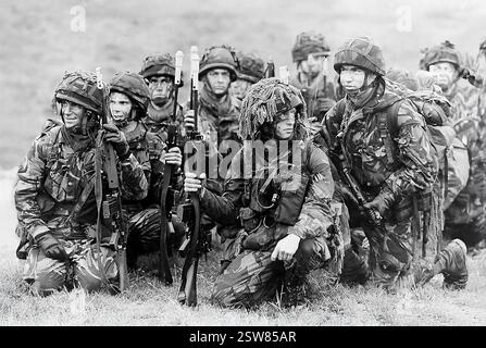 Neue Rekruten der British Territorial Army, die während der Operation Polar Dawn auf dem Stanford Battle Training Ground in Norfolk ihren ersten Vorgeschmack auf Kampftraining erhalten. Das Foto zeigt Truppen, die auf einen Puma-Hubschrauber warten. März 1989 Stockfoto
