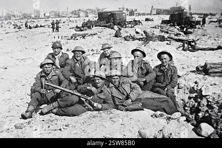 Solidiers des Infanterieregiments South Staffordshire sitzen am Strand und warten darauf, nach dem gescheiterten Feldzug der British Expeditionary Force aus Dünkirchen evakuiert zu werden. Juni 1940 Stockfoto