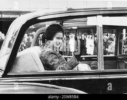 Ihre Majestät, Königin Elizabeth, kommt im Birmingham General Hospital an, um die Leute zu treffen, die an den Bombenanschlägen im November letzten Jahres beteiligt waren. März 1975 Stockfoto