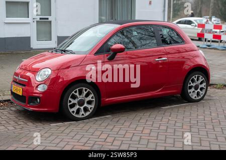 Ein Red Fiat 500 Auto in Amsterdam, Niederlande 20-1-2025 Stockfoto