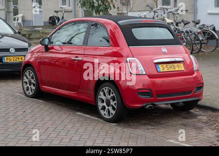 Ein Red Fiat 500 Auto in Amsterdam, Niederlande 20-1-2025 Stockfoto