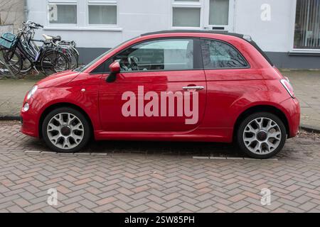 Ein Red Fiat 500 Auto in Amsterdam, Niederlande 20-1-2025 Stockfoto