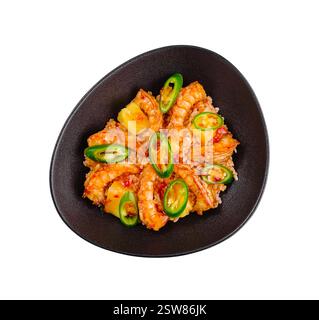Scharfe Garnelen und Ananas mit weißem Reis und Chilischoten in einer schwarzen Schüssel Stockfoto