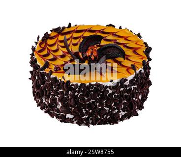 Köstlicher runder Kuchen, dekoriert mit Schokoladenlocken auf weißem Hintergrund Stockfoto