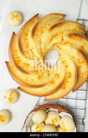Einfacher Orangenkuchen und weiche Mini-Shortbread-Kekse mit kandierten süßen Orangenschalen. Stockfoto