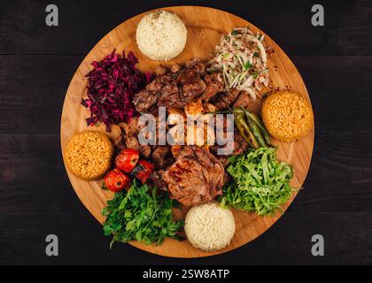 Türkischer gemischter Grill-Kebab-Teller mit verschiedenen Fleisch- und Beilagen Stockfoto