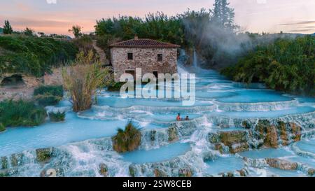 Entspannen Sie sich in den natürlichen Thermalquellen von Saturnia in der Toskana, Italien, bei Sonnenuntergang Stockfoto