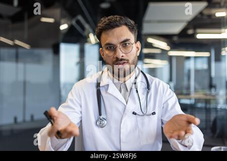 Arzt spricht während eines Online-Videogesprächs mit der Kamera. Telehealth und Telemedizin sind moderne Mittel für die Interaktion zwischen Arzt und Patient von entfernten Standorten aus Stockfoto