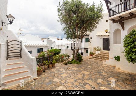 Ein wunderschönes malerisches Dorf auf Menorca. Weiße verputzte Hauswände mit Holzelementen. Binibeca ist eine Stadt in Spanien Stockfoto