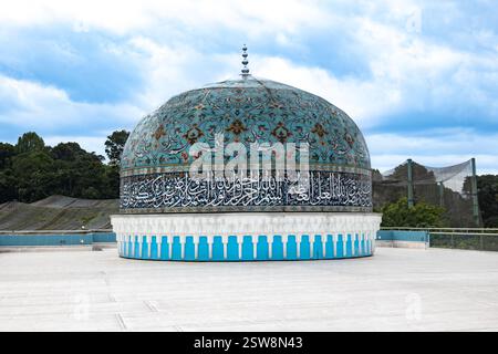 Kuala Lumpur, Malaysia - 01.15.2025: Islamische Kunst Museum Architektur. Das Museum der Islamischen Künste wurde 1998 eröffnet und ist eine der beliebtesten Touristenattraktionen in Kuala Lumpur Stockfoto