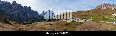 Ein Panoramablick auf die Dolomiten mit ruhigen Landschaften und malerischen Dörfern im Herbstlicht Italiens Stockfoto
