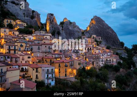 Bezaubernde Dämmerung im Dorf Castelmezzano mit beleuchteten Häusern, eingebettet in felsige Klippen Stockfoto
