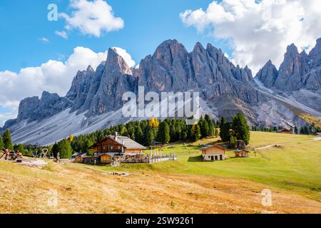 Majestätische Dolomiten zeigen ihre Schönheit in herbstlichen Farben und ruhigen Landschaften Stockfoto