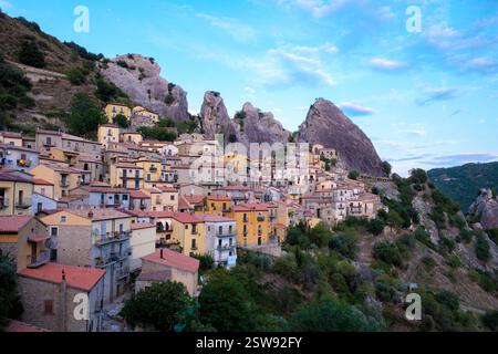 Bezauberndes Castelmezzano Dorf eingebettet zwischen den dramatischen Gipfeln Italiens in der Dämmerung Stockfoto