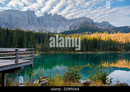 Atemberaubende Reflexion der Dolomiten bei Sonnenaufgang am ruhigen See in Italien Stockfoto