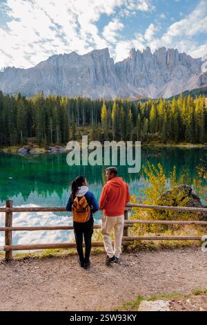 Paare genießen einen ruhigen Moment am smaragdgrünen See in den Dolomiten, Italien bei Sonnenaufgang Stockfoto