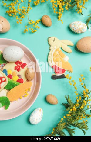 Süße und buttrige Osterzuckerkekse, süße dünne hausgemachte Kekse in verschiedenen Formen Stockfoto