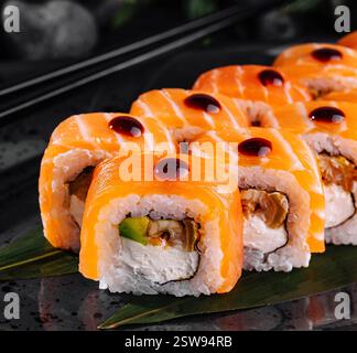Philadelphia Sushi-Brötchen werden auf schwarzem Teller serviert Stockfoto