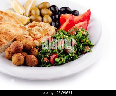 Teller mit farbenfroher und leckerer Mezze-Platte aus dem Nahen Osten mit verschiedenen Dips und Salaten Stockfoto