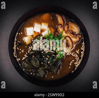 Dampfschale Miso-Suppe mit Tofu, Pilzen und Algen Stockfoto