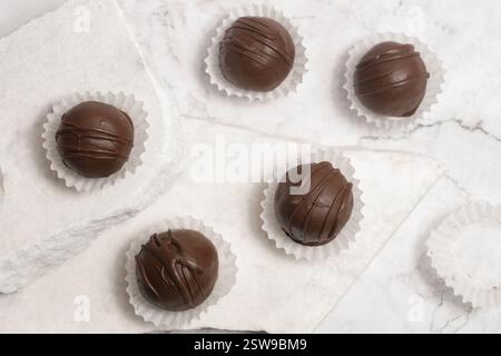 Klassische Schokoladentrüffel mit dunkler Schokolade Klassische Schokoladentrüffel mit dunkler Schokolade Stockfoto