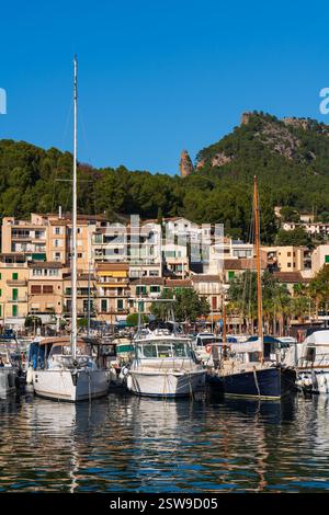 Malerischer Blick auf den Hafen Port de Soller, Mallorca, mit eleganten Yachten, die in ruhigen mediterranen Gewässern vertäut sind. Perfekte Mischung aus maritimem Charme und Coas Stockfoto