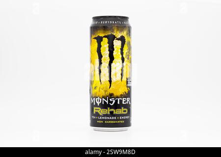Monster Energy Rehab Iced Tea Lemonade Getränkedose ab 2011. Der Geschmack schmeckt fruchtig und das Getränk ist kohlensäurefrei. Die gelbe Dose ist in 24 oz. Stockfoto