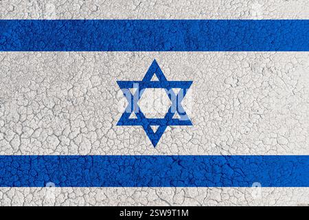 Zerrissenes Lehmseebett mit gemalter israelischer Flagge (Nahaufnahme). Das Konzept des Klimawandels, der Dürre und des Austrocknens von Gewässern in Israel Stockfoto
