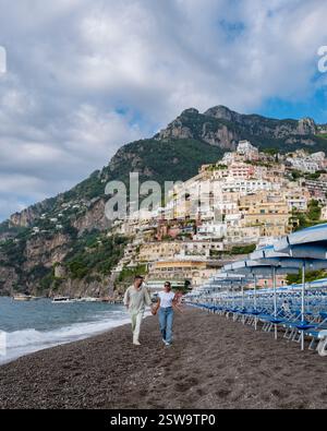 Ein romantischer Spaziergang am Kiesstrand von Positano an der Amalfiküste bei Sonnenuntergang Stockfoto