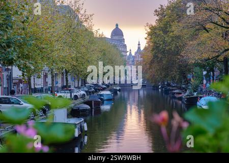 Herbstfarben spiegeln sich bei Sonnenuntergang auf den friedlichen Kanälen in Amsterdams bezauberndem Viertel wider Stockfoto