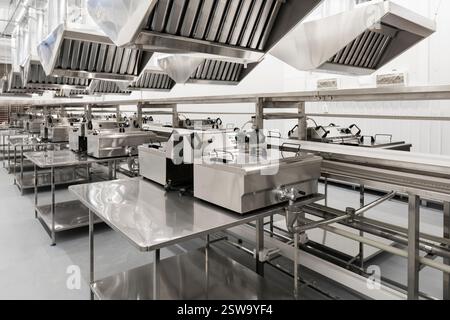 Lebensmittelindustrie. Leeres sauberes Förderband in einer modernen Lebensmittelfabrik. Konzept der Lebensmittelproduktion Stockfoto