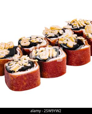 Süße Sushi-Brötchen mit Erdnüssen und Schokoladensauce auf weißem Hintergrund Stockfoto