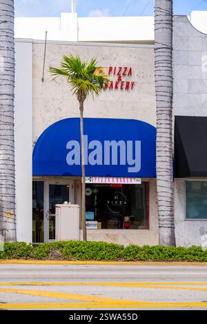 Miami Beach, FL, USA - 19. Februar 2025: Koscher 41 Pizza und Bäckerei Miami Beach 41st Street Stockfoto