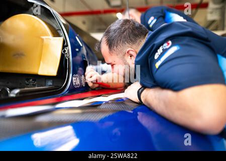 Mechaniker des Alpine Endurance Teams, Mecanicien Setup während des Prologs der FIA-Weltmeisterschaft 2025, vom 21. Bis 22. Februar 2025 auf dem Losail International Circuit in Lusail, Katar Stockfoto