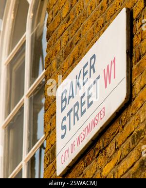 Straßenschild für Baker Street W1, London, an einer Ziegelmauer. Stadt Westminster. Stockfoto