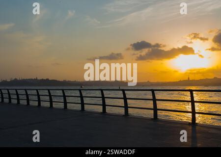 Wunderschöner Sonnenuntergang über dem Bosporus von Uskudar, dem asiatischen Teil von Istanbul, Türkei. Es hat eine reiche Geschichte, die bis in die byzantinische Zeit zurückreicht. Stockfoto
